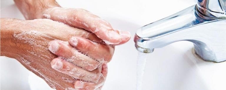 ¡TOCados por el Trastorno Obsesivo Compulsivo! 12 Primer plano de manos cubiertas de espuma frotándose junto al grifo en un lavado minucioso
