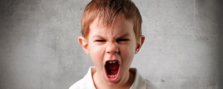 SOCORRO: ¡Mi hijo es un tirano! 5 Niño pequeño grita con la boca muy abierta y los ojos apretados en plena rabieta