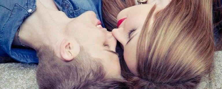 Te amo pero NO te necesito 4 Pareja tumbada cabeza con cabeza a punto de besarse, en un momento de intimidad
