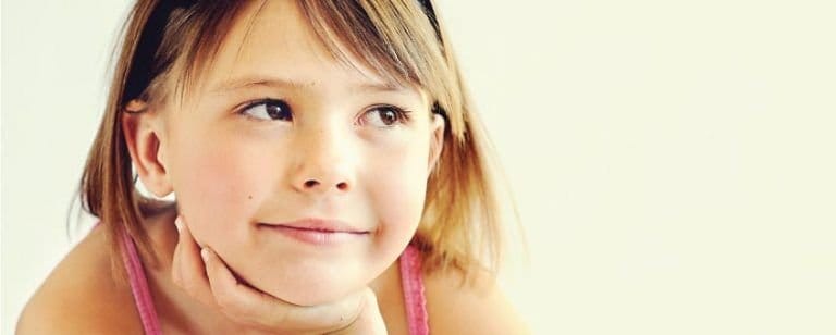 Mindfulness para niños: ¡Ayudar a los niños a estar tranquilos y atentos es posible! 9 Niña con la barbilla apoyada en la mano mira hacia arriba, serena y atenta