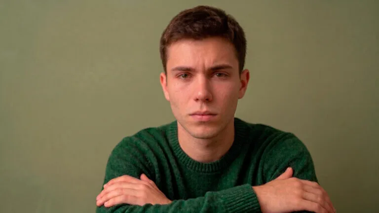 Pensamientos suicidas en adolescentes: preguntar no da la idea 1 adolescente pensativo serio con cara triste vestido con un sueter verde